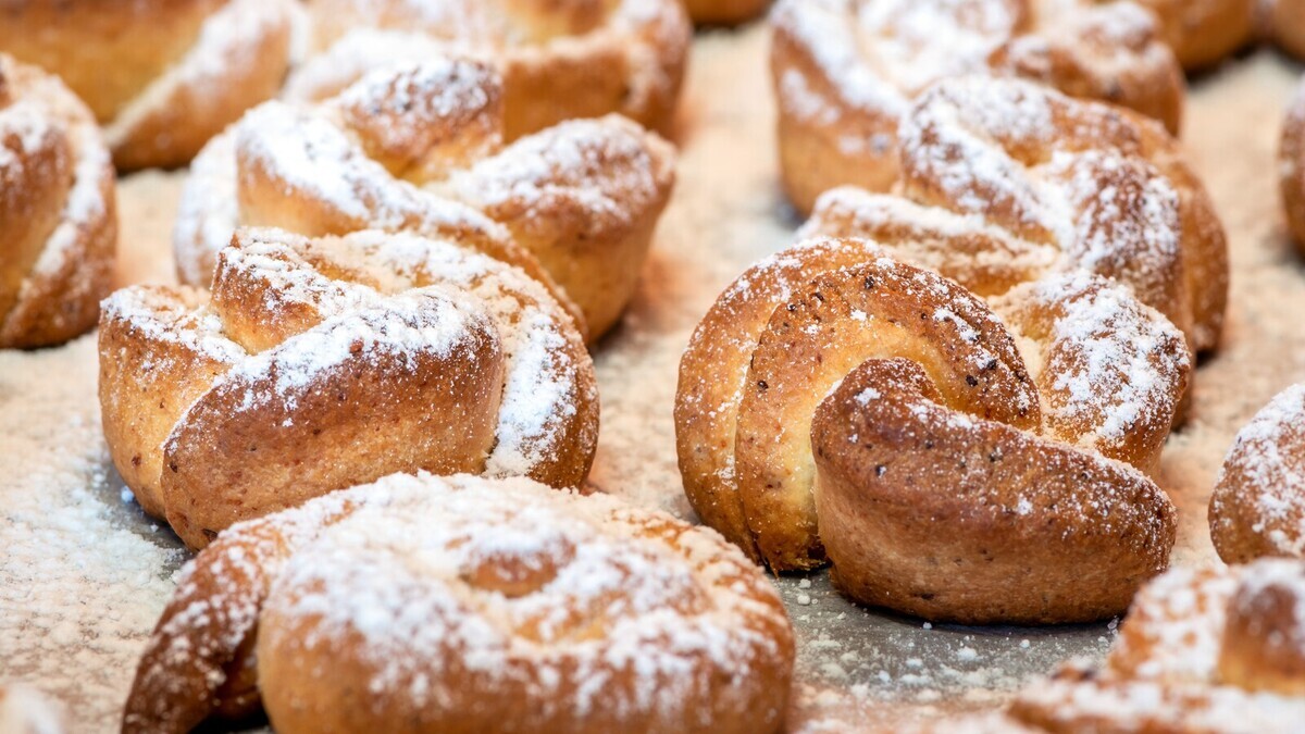 Пеку плюшки, которые без яиц и молока выходят пышными и мягкими — чай без десерта отменяется 