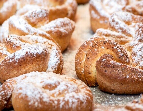 Пеку плюшки, которые без яиц и молока выходят пышными и мягкими — чай без десерта отменяется 