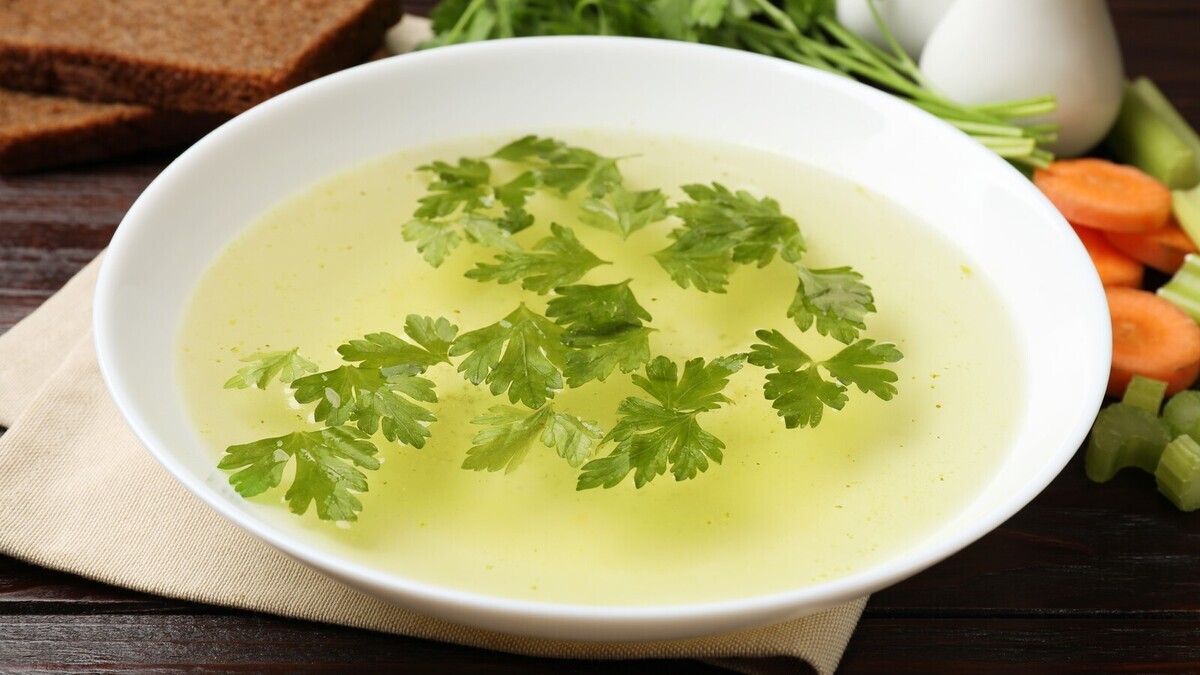 Шеф-повар Алехин научил варить насыщенный овощной бульона: использую лишь 3 ингредиента Шеф-повар Алехин научил варить насыщенный овощной бульона: использую лишь 3 ингредиента