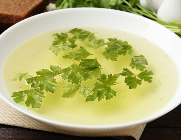 Шеф-повар Алехин научил варить насыщенный овощной бульона: использую лишь 3 ингредиента 