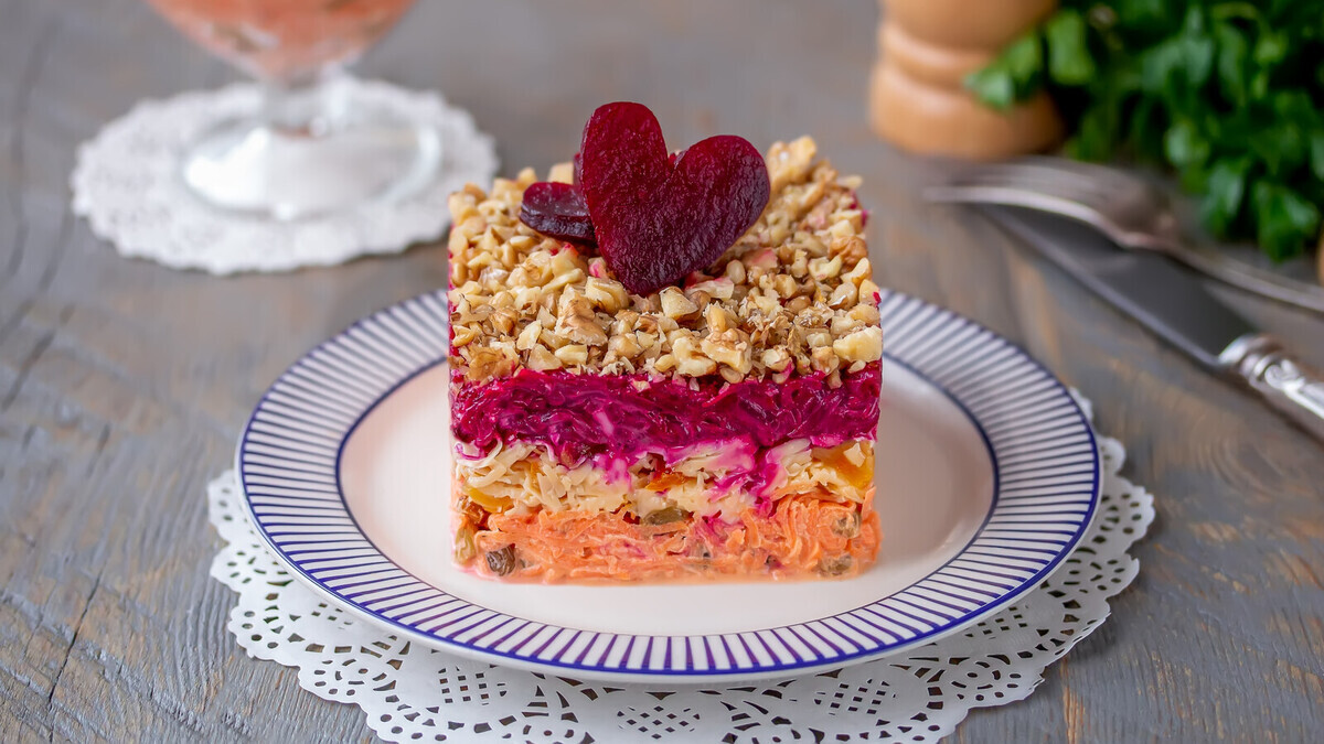 Не помню, когда делала селедку под шубой — вместо нее слоеный салат "Любовница": палочка-выручалочка на любой случай 