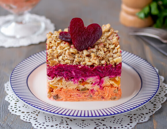 Не помню, когда делала селедку под шубой — вместо нее слоеный салат "Любовница": палочка-выручалочка на любой случай 