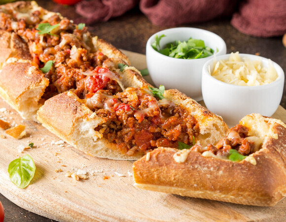 Запеченный багет с фаршем сохранил мне вечер: ужин — за 30 минут, еще и на завтрак останется