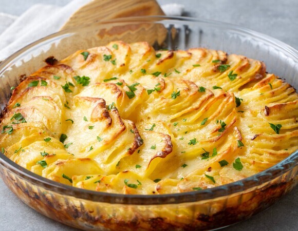 Этот картофель по-французски заменил пюре на праздниках: готовится без лишней возни и собирает похвалы от всех гостей