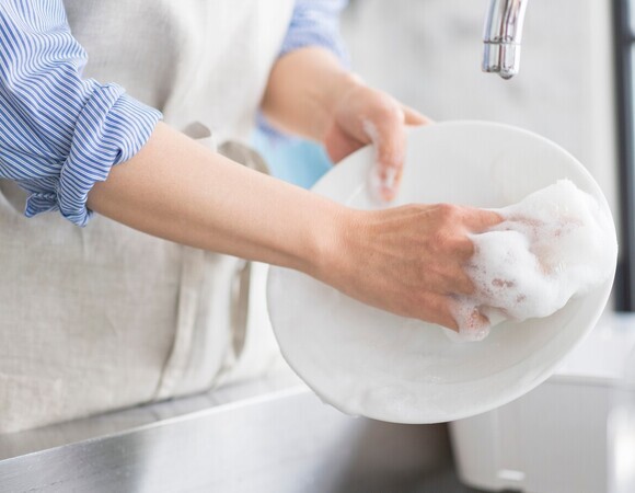 Эксперт Савчук раскрыла, как мыть посуду и не тратить зря воду и средство