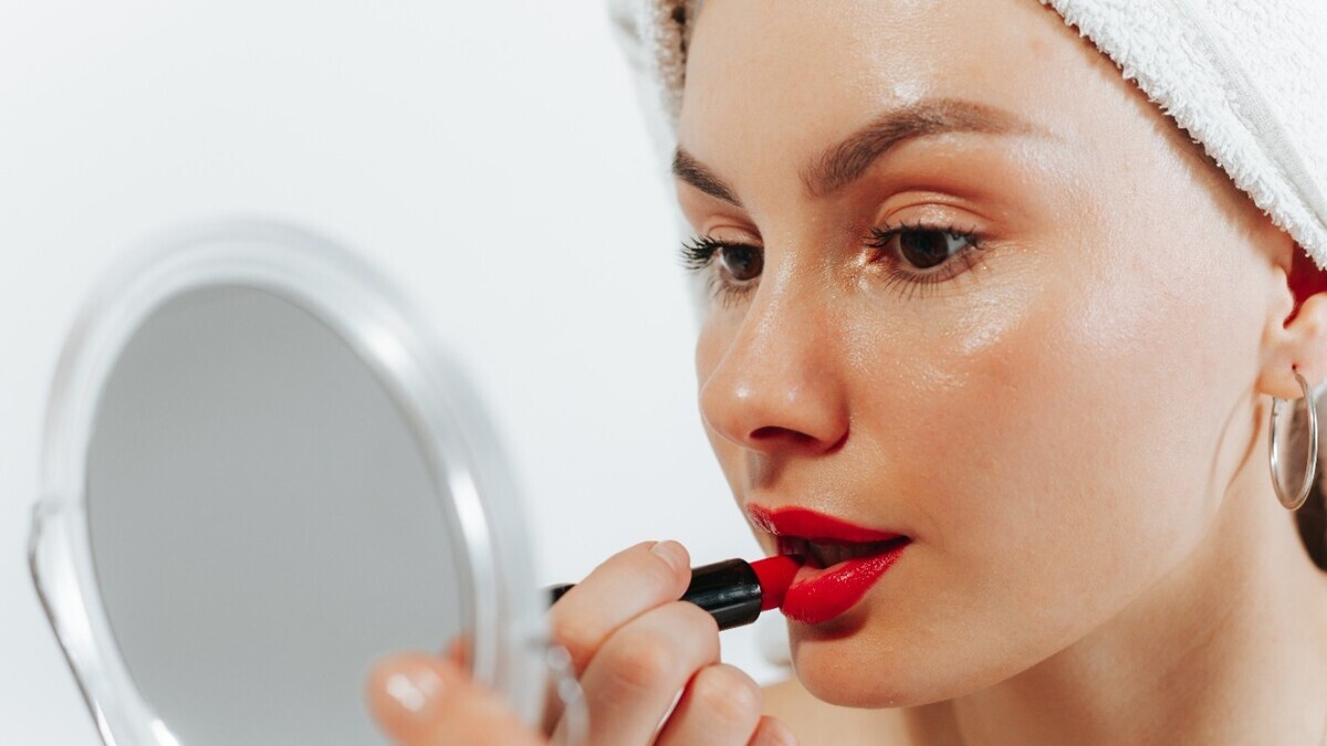 Трюки от гримеров: за 10 минут превратила уставшее лицо в свежее — визажисты об этом молчат