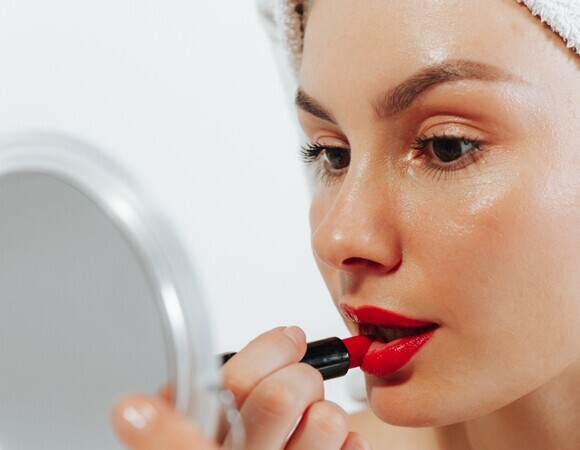 Трюки от гримеров: за 10 минут превратила уставшее лицо в свежее — визажисты об этом молчат