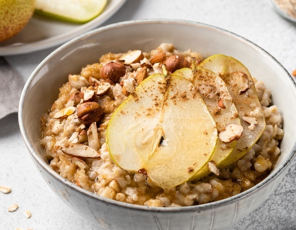 Сладкое и соленое — лучший завтрак: открыла для семьи овсянка с сыром и грушей. Ничего другого не захочется