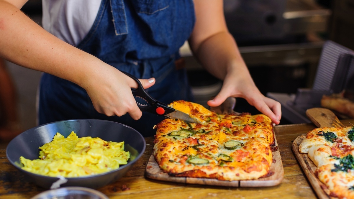 В соцсетях придумали, как запросто нарезать любую пиццу: лайфхаку удивились даже скептики В соцсетях придумали, как запросто нарезать любую пиццу: лайфхаку удивились даже скептики