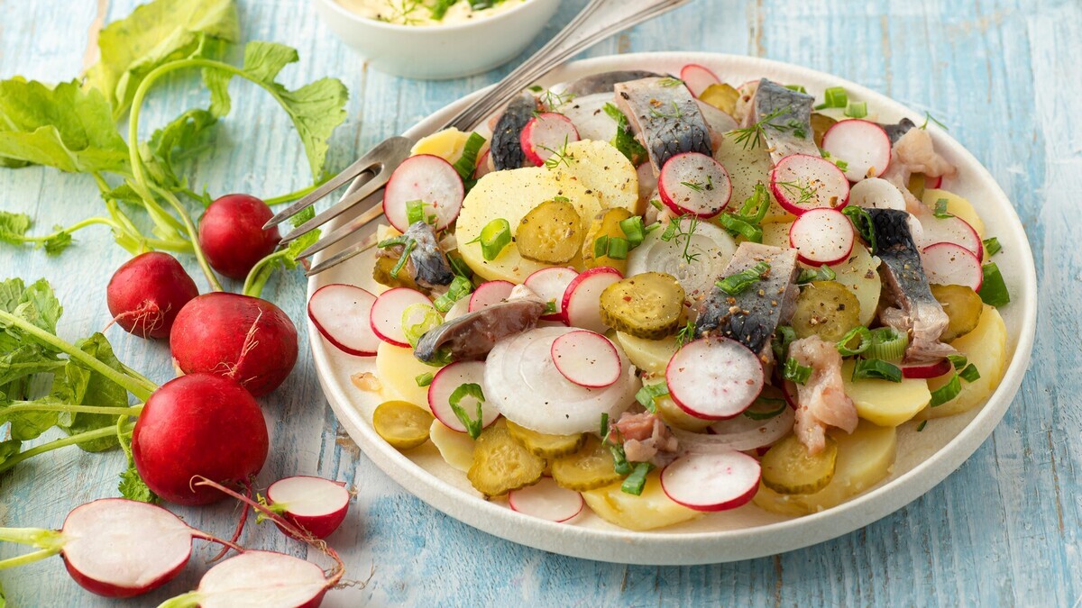 Этим салатом встречаю весну — селедочка, картошка и редиска: исчезает со стола первым