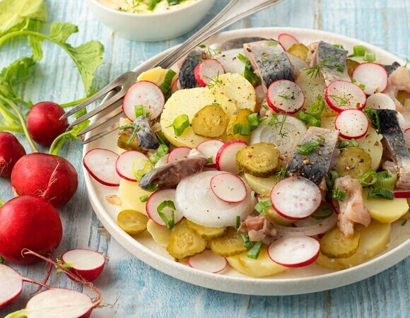 Этим салатом встречаю весну — селедочка, картошка и редиска: исчезает со стола первым