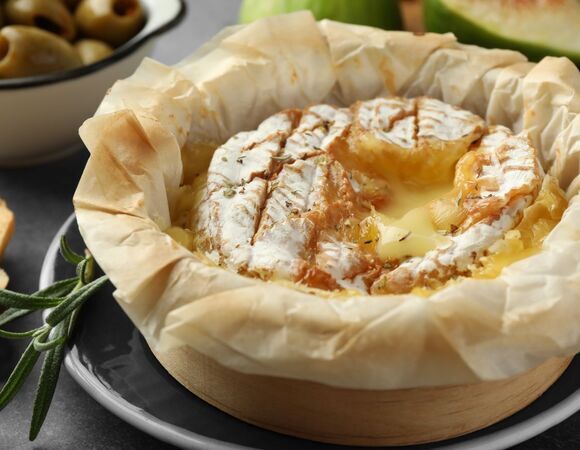 Захотела побаловать внутреннего гедониста и запекла камамбер в духовке: всего 5 ингредиентов, а удовольствия "на все 100!"