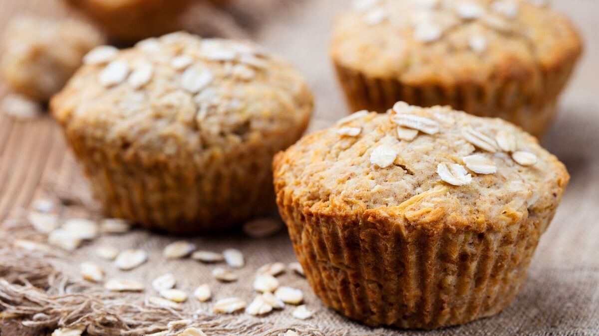 Решила, что пора худеть к лету и испекла низкокалорийные овсяные маффины: и вкусно, и бока изгоняются