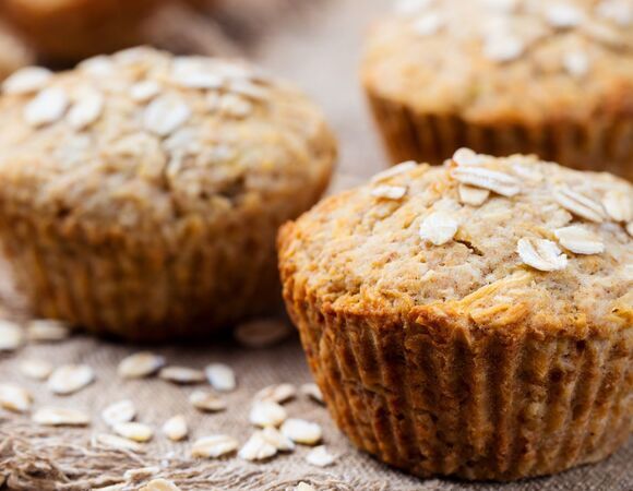 Решила, что пора худеть к лету и испекла низкокалорийные овсяные маффины: и вкусно, и бока изгоняются