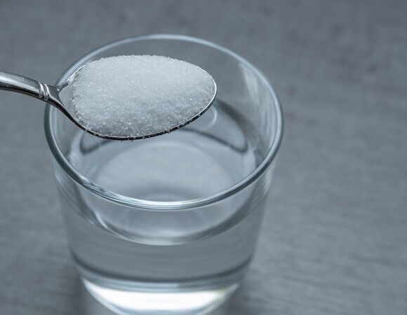 Щепотка соли в стакан — тренд из TikTok: становится ли подсоленная вода полезнее?