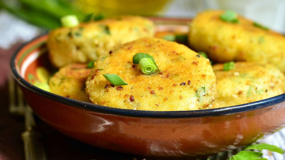 Не знала, что сделать из вчерашнего пюре, а потом придумала налепить котлет: домашние набросились, как будто едят первый раз в жизни Не знала, что сделать из вчерашнего пюре, а потом придумала налепить котлет: домашние набросились, как будто едят первый раз в жизни