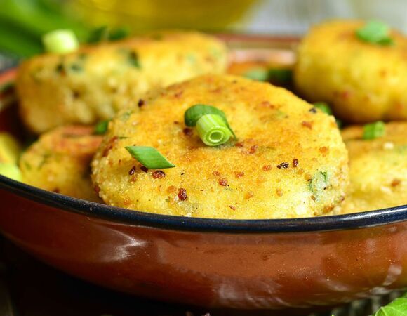 Не знала, что сделать из вчерашнего пюре, а потом придумала налепить котлет: домашние набросились, как будто едят первый раз в жизни