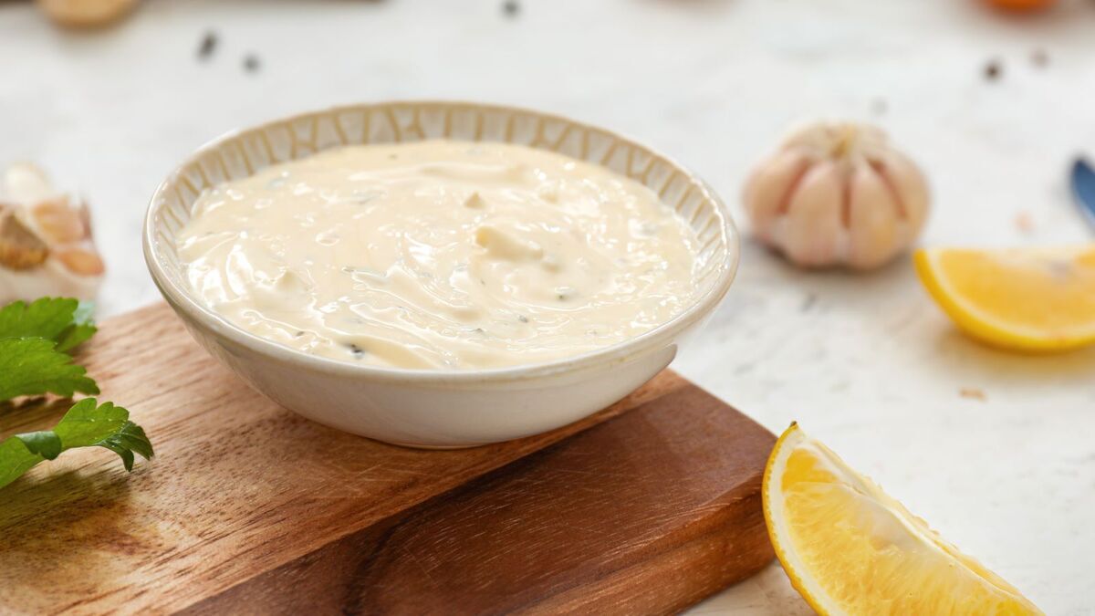 5 шагов создания идеального соуса "Цезарь": готовим главную "изюминку" легендарного салата на своей кухне