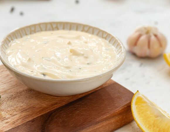 5 шагов создания идеального соуса "Цезарь": готовим главную "изюминку" легендарного салата на своей кухне