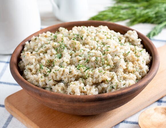 Названа бюджетная крупа, которая помогает контролировать аппетит — не киноа и не гречка