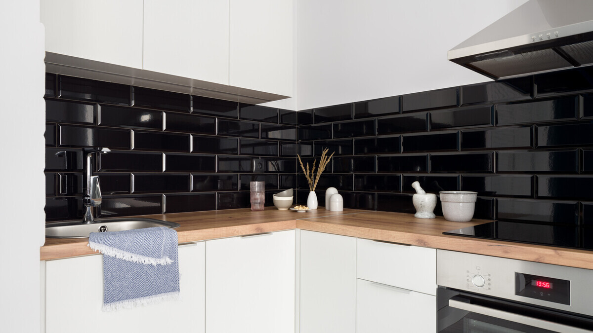 Разогнать скуку: дизайнеры назвали лучшие сочетания фартука и столешницы на кухне в 2026-м