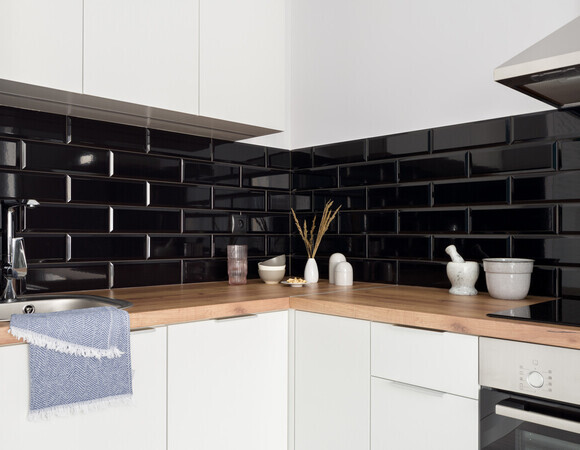 Разогнать скуку: дизайнеры назвали лучшие сочетания фартука и столешницы на кухне в 2026-м