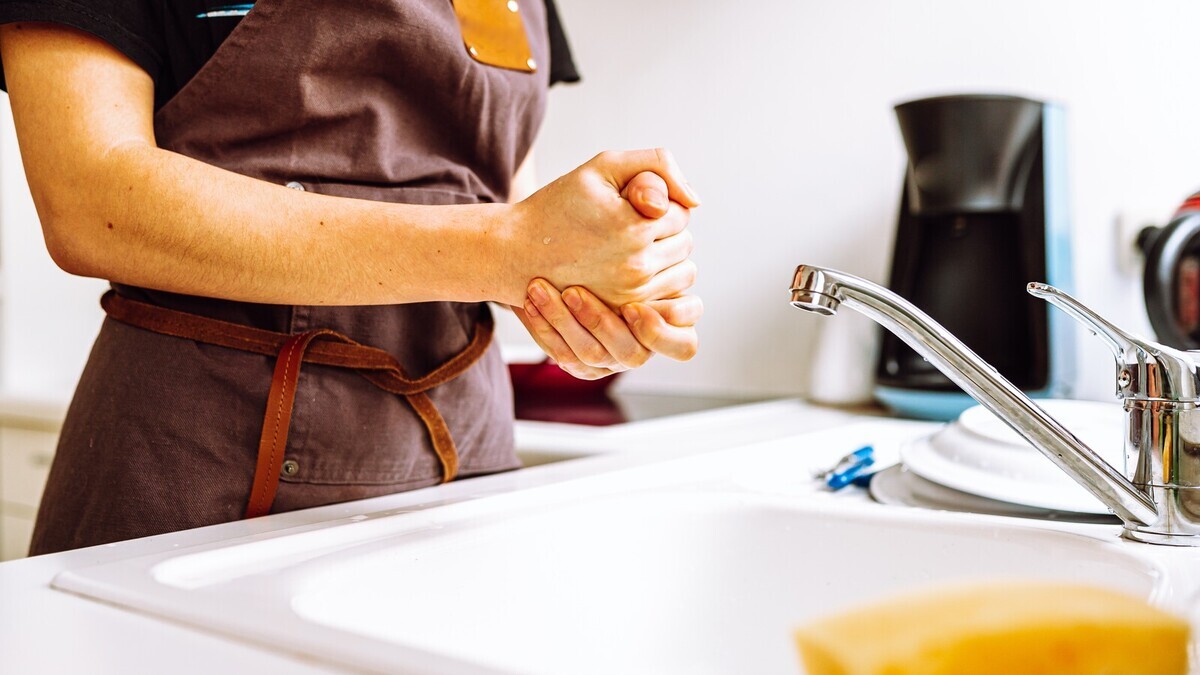 После мытья посуды страшно сохнут руки — эксперт Савчук раскрыла главную ошибку После мытья посуды страшно сохнут руки — эксперт Савчук раскрыла главную ошибку