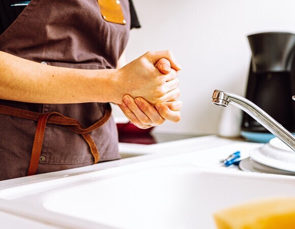 После мытья посуды страшно сохнут руки — эксперт Савчук раскрыла главную ошибку
