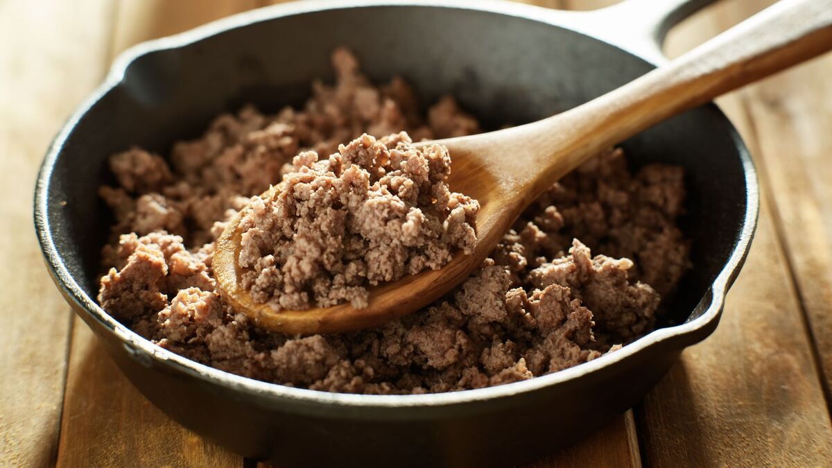 Беру обычную бумажную салфетку и за секунду убираю лишний жир со сковороды с фаршем: трюк, который бережет время и порядок на кухне