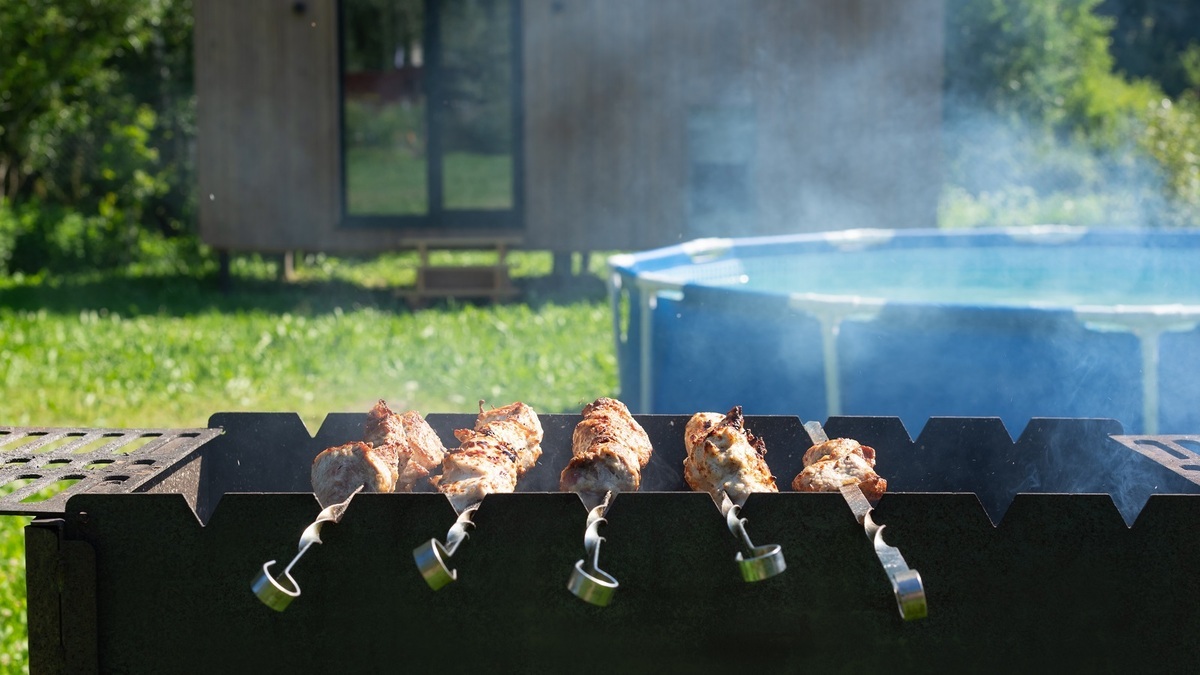 Баня, скрабирование и шашлыки: сколько стоит идеальный семейный отдых и как на нем не разориться