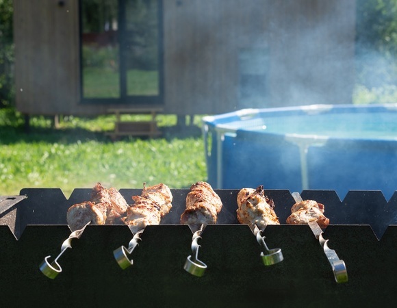 Баня, скрабирование и шашлыки: сколько стоит идеальный семейный отдых и как на нем не разориться