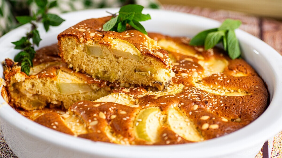 Постная шарлотка получилась пышнее классической: нашла рецепт без яиц