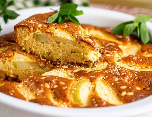 Постная шарлотка получилась пышнее классической: нашла рецепт без яиц