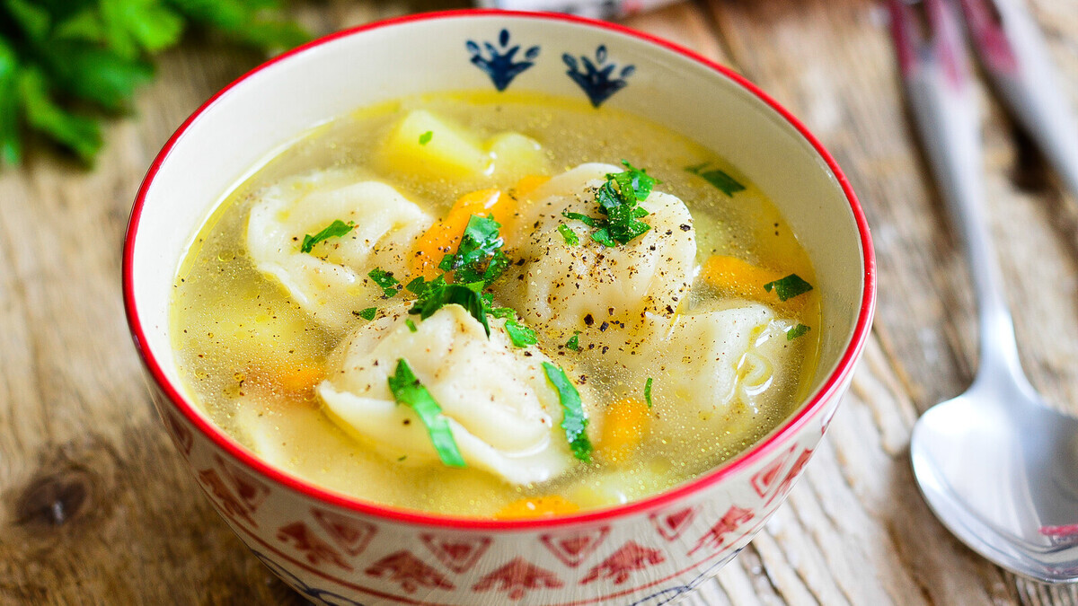 Хитрю и добавляю пельмени в грибной суп — получается сытнее любого "первого" 