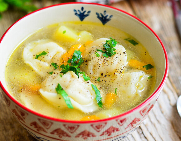 Хитрю и добавляю пельмени в грибной суп — получается сытнее любого "первого"