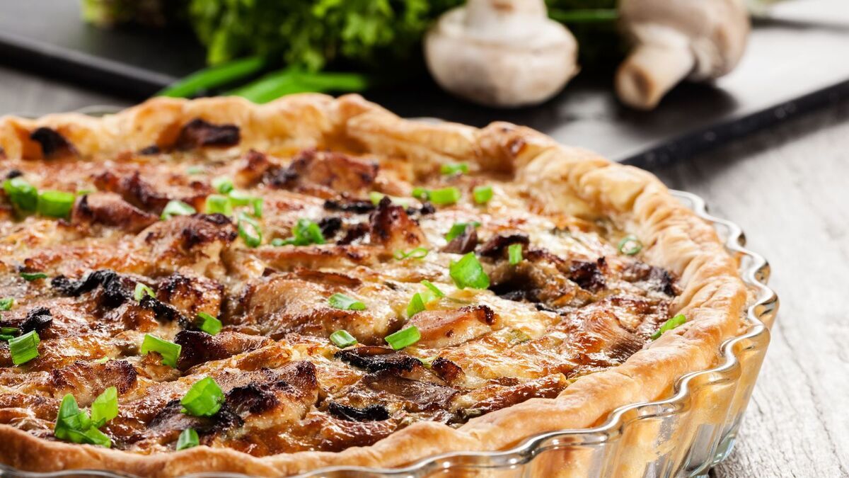 И для праздничных ужинов, и для уютных вечером: готовим грибной тарт с карамелизированным луком — 3 грани вкуса