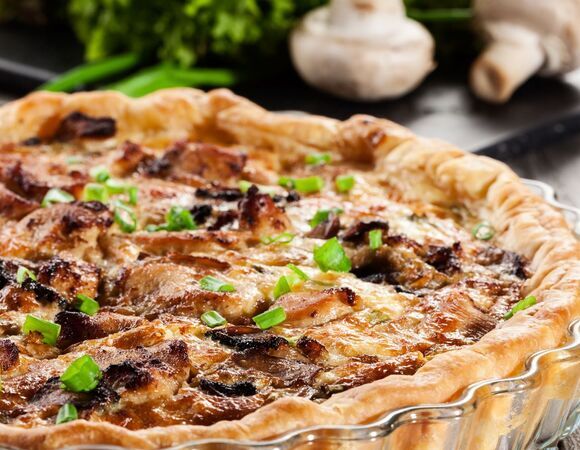 И для праздничных ужинов, и для уютных вечером: готовим грибной тарт с карамелизированным луком — 3 грани вкуса