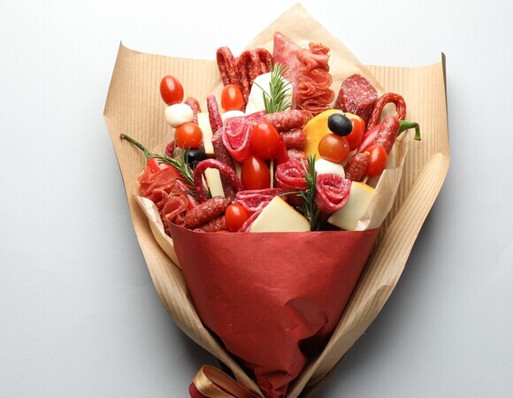 Безопасно ли дарить съедобные букеты на 8 марта — эксперты "Живой еды" проверили и дали советы