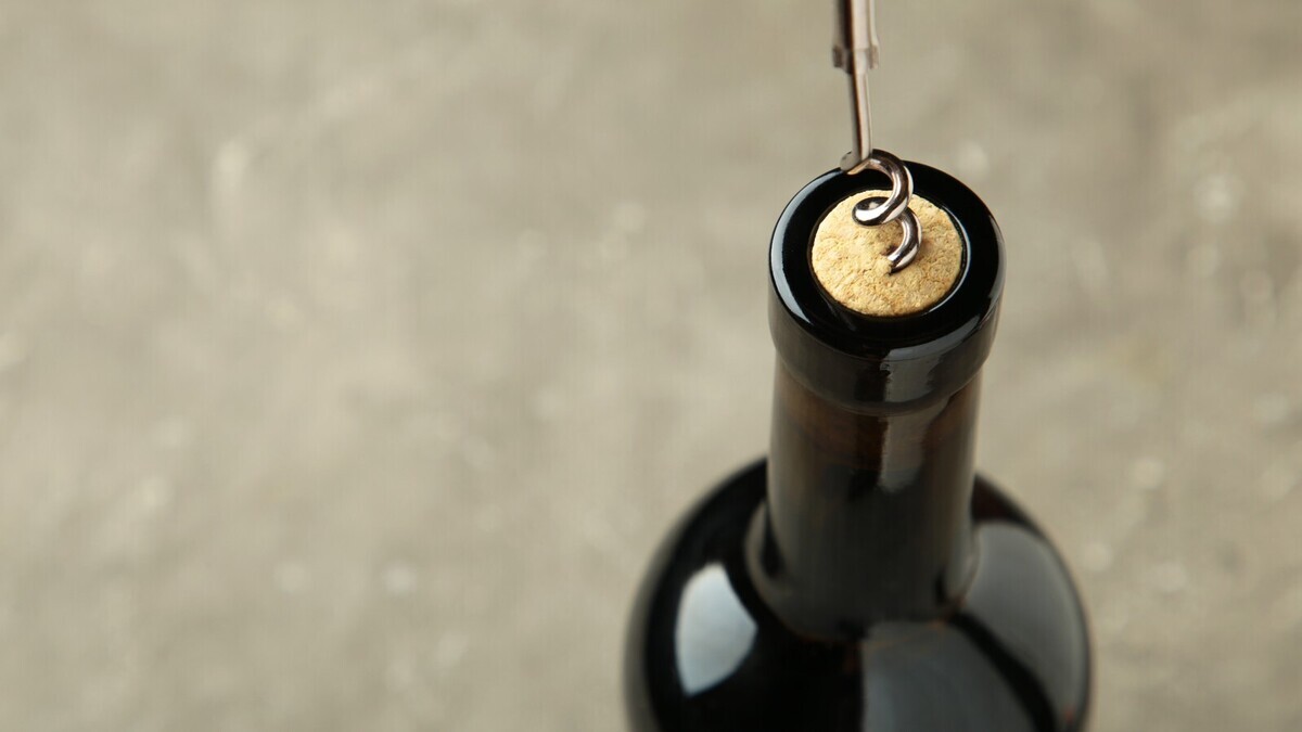 Какое вино добавлять к мясу и птице — сладкое, сухое или полусладкое? Узнали секрет у шеф-повара Прокофьева