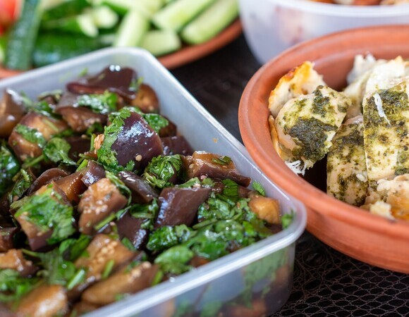 В холодильнике был один баклажан: сделала мегапростую закуску к приходу гостей — другие блюда были и не нужны! 