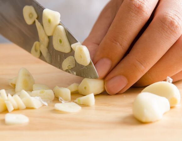 Избавляет от запаха чеснока за несколько секунд: трюк с предметом, который есть в любой ванной комнате