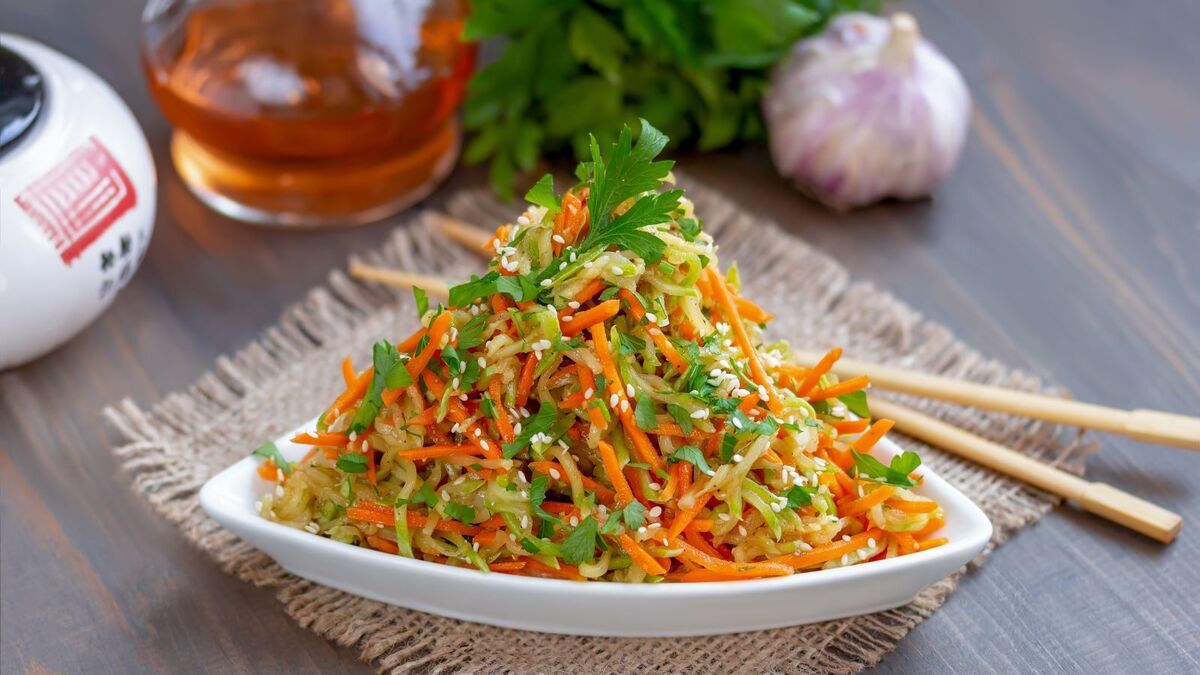 Когда я угостила этим салатиком подруг, они решили, что это доставка из азиатского ресторана: заправка в корейском стиле "зарешала"