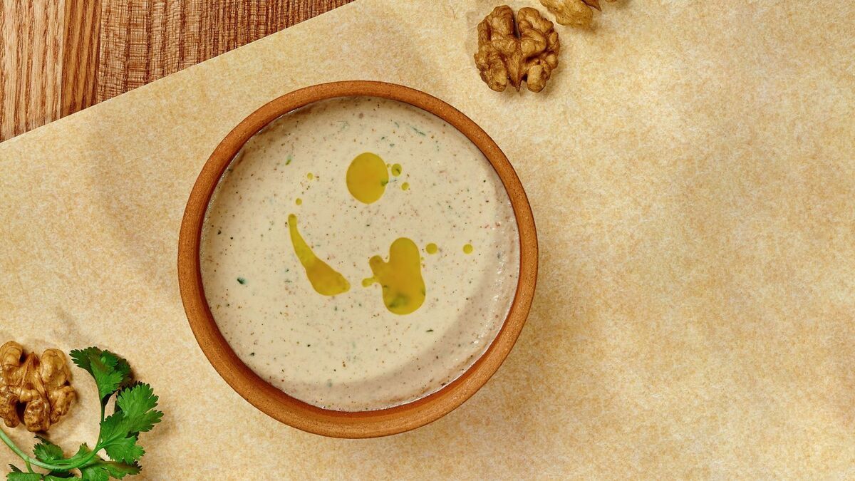 Скрашиваю постные блюда этим вкуснейшим соусом: смешиваю грецкий орех со специями и разбавляю уксусом — с ним можно съесть, что угодно!