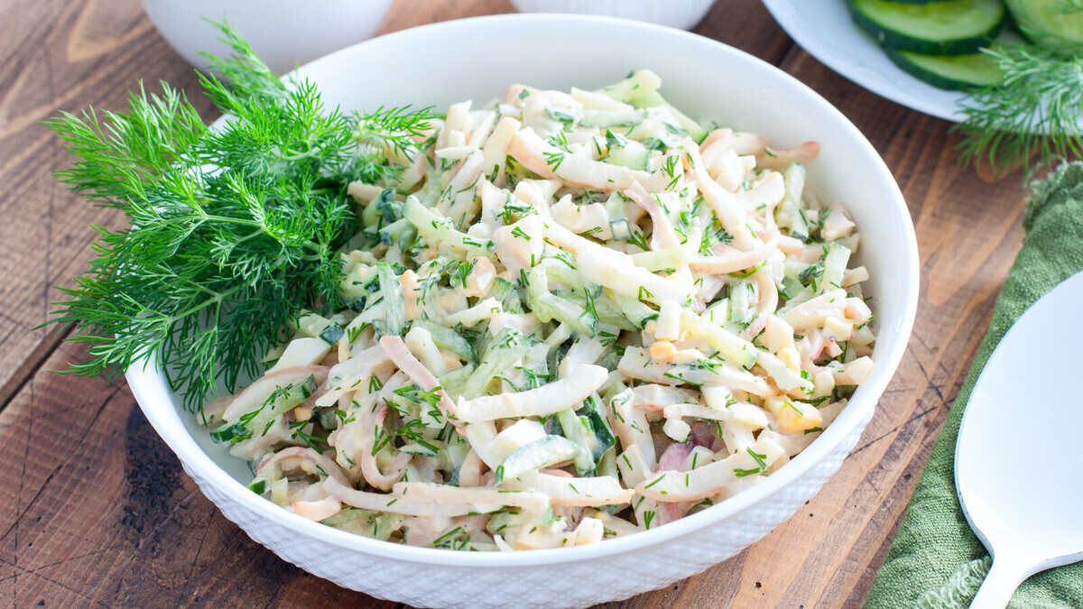 Никаких больше крабовых палочек: быстро-быстро делаю салат с кальмарами — просто белковая бомба 