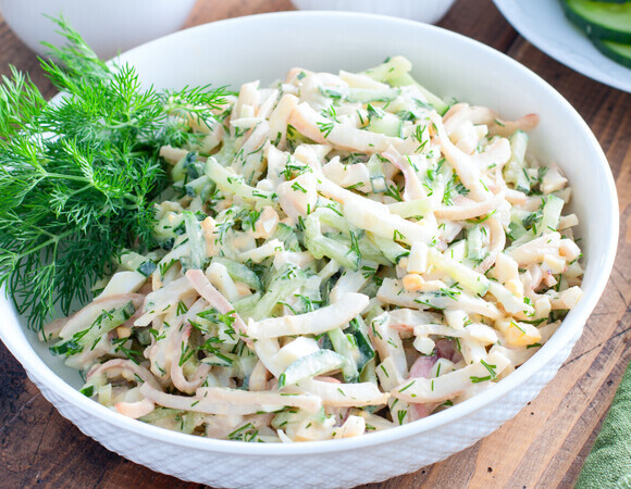 Никаких больше крабовых палочек: быстро-быстро делаю салат с кальмарами — просто белковая бомба 