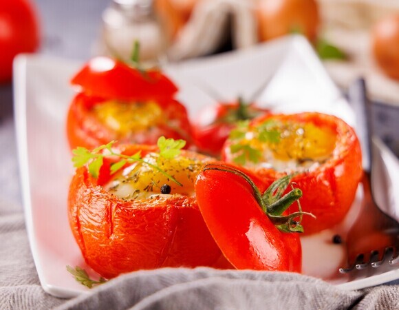 Запекаю яйца прямо в томатах: бюджетная закуска так удивляет, что рецепт с собой уносят все гости 