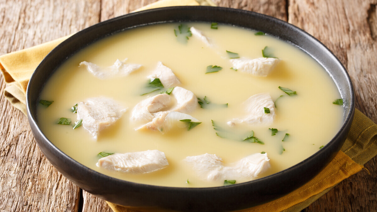 Суп из топора: готовлю сытнейшую чихиртму, когда в холодильнике только лук, яйца да курица 