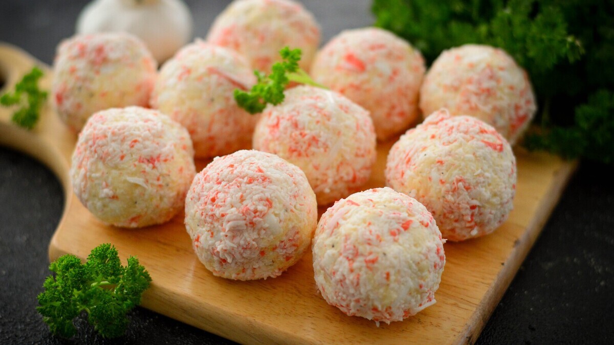 Леплю сырные шарики с крабовыми палочками вместо роллов: подруги счастливы, а потрачено — 15 минут и минимум средств 