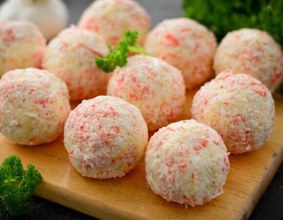 Леплю сырные шарики с крабовыми палочками вместо роллов: подруги счастливы, а потрачено — 15 минут и минимум средств 