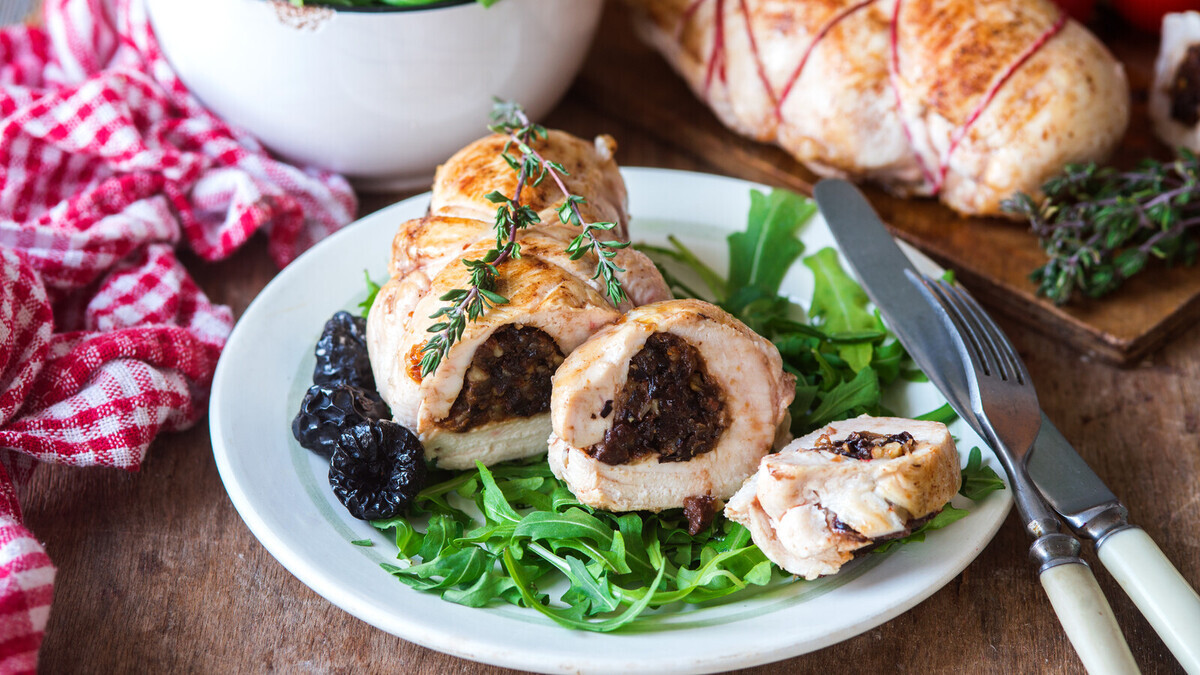 Нашла необычную начинку для курицы — чернослив и орехи творят чудеса: даже привереды ахнули и попросили добавки 